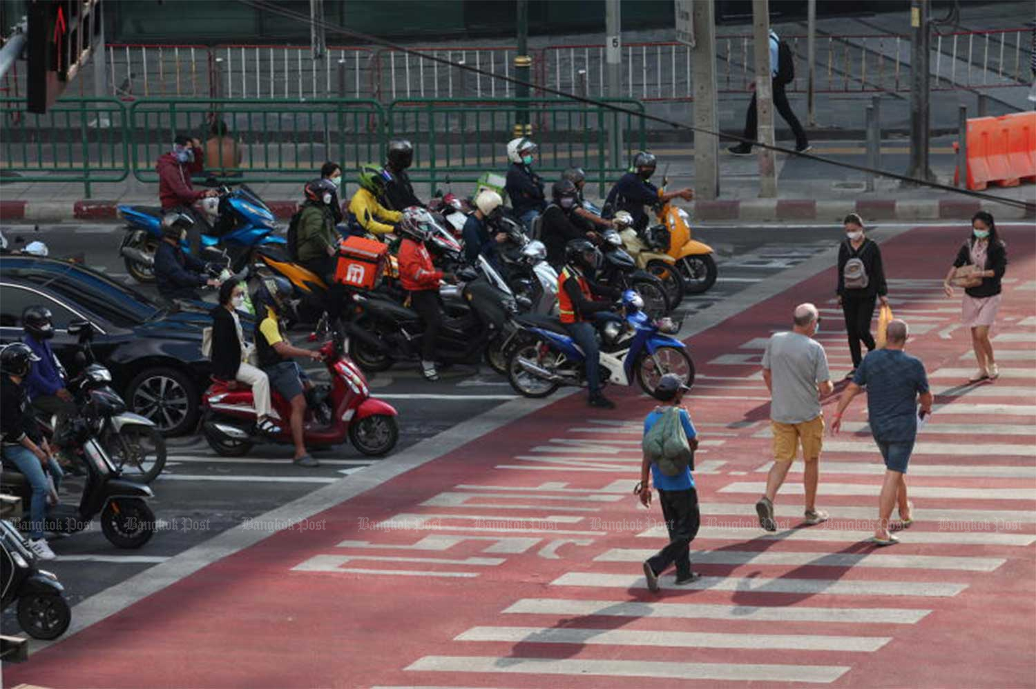 Police Warn Drivers Who Fail to Stop at Zebra Crossings Face 4,000 Baht Fine