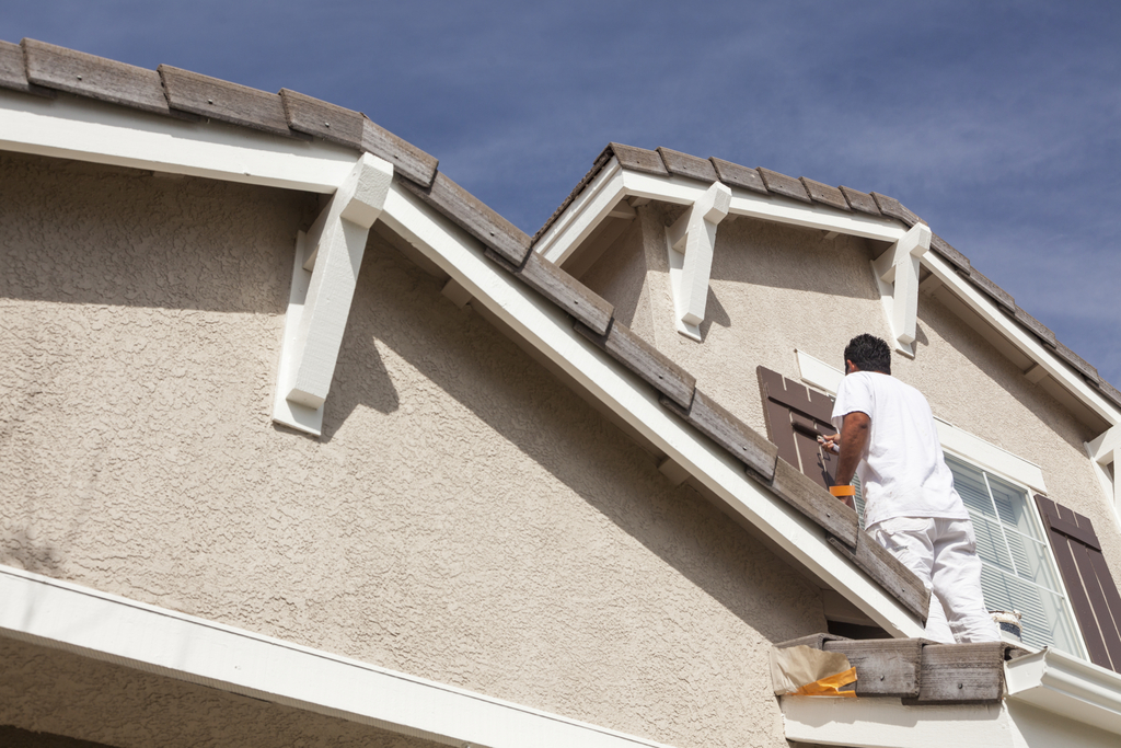 Stucco Painting and Repair: 2 Top Reasons to Hire a Professional