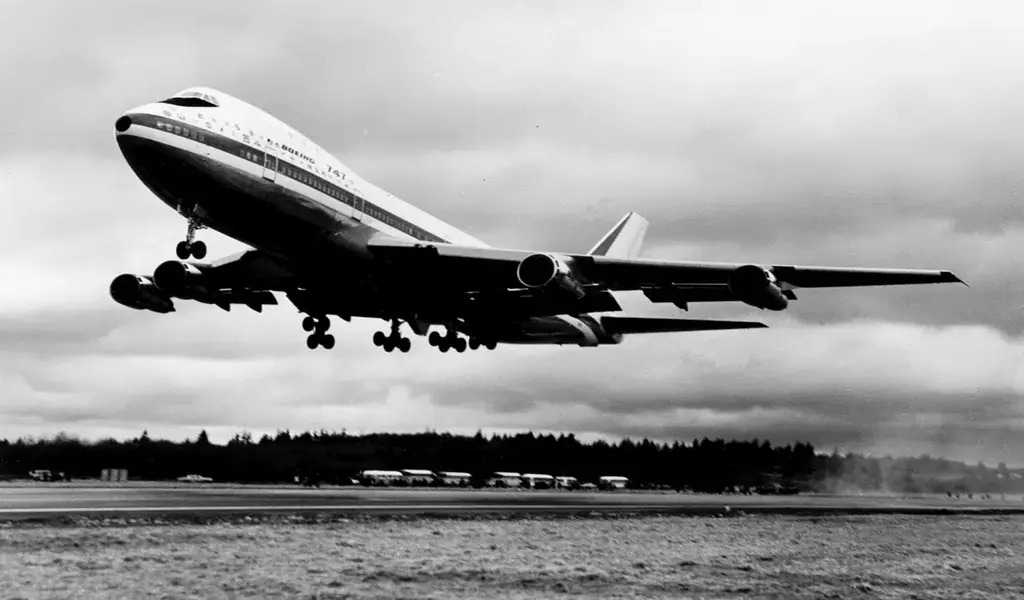 Boeing delivers the last 747 jum 2