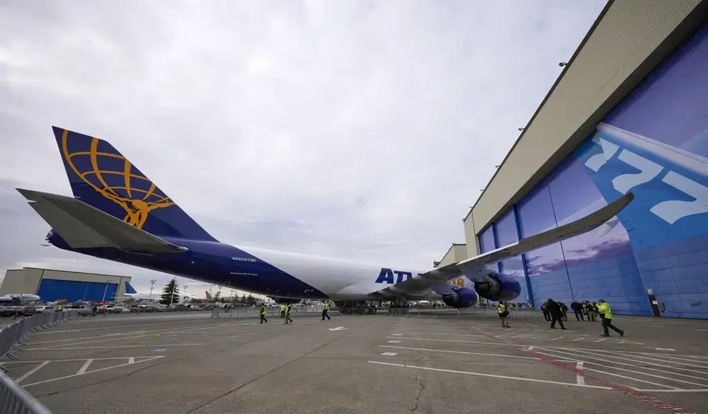 Boeing delivers the last 747 jum