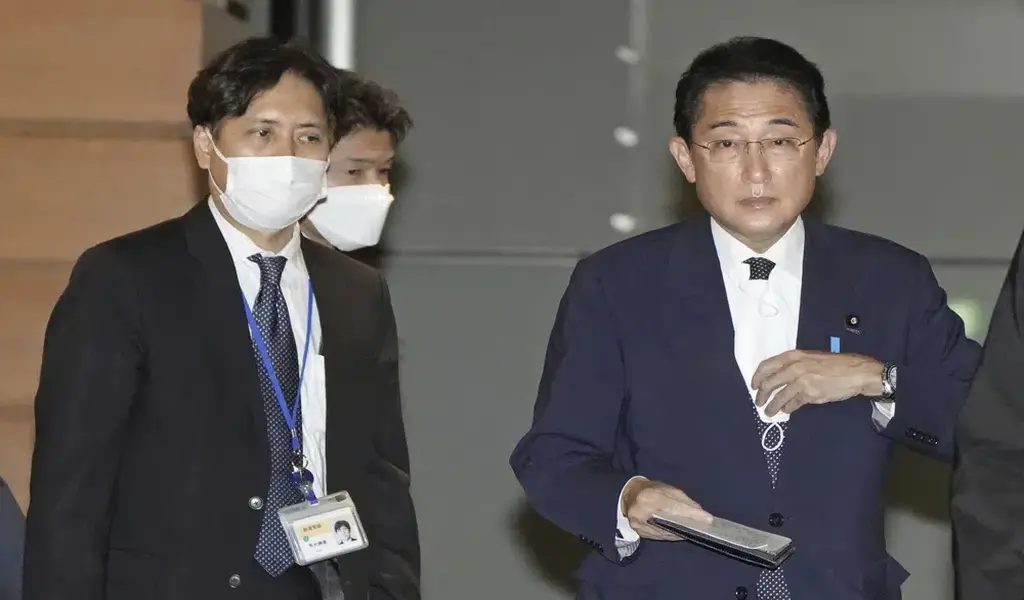 Japan PM aide quits 1