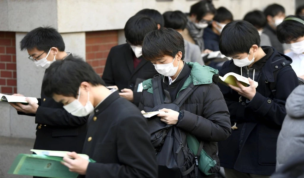 Japan's Government Considers No-Mask Graduation Ceremonies