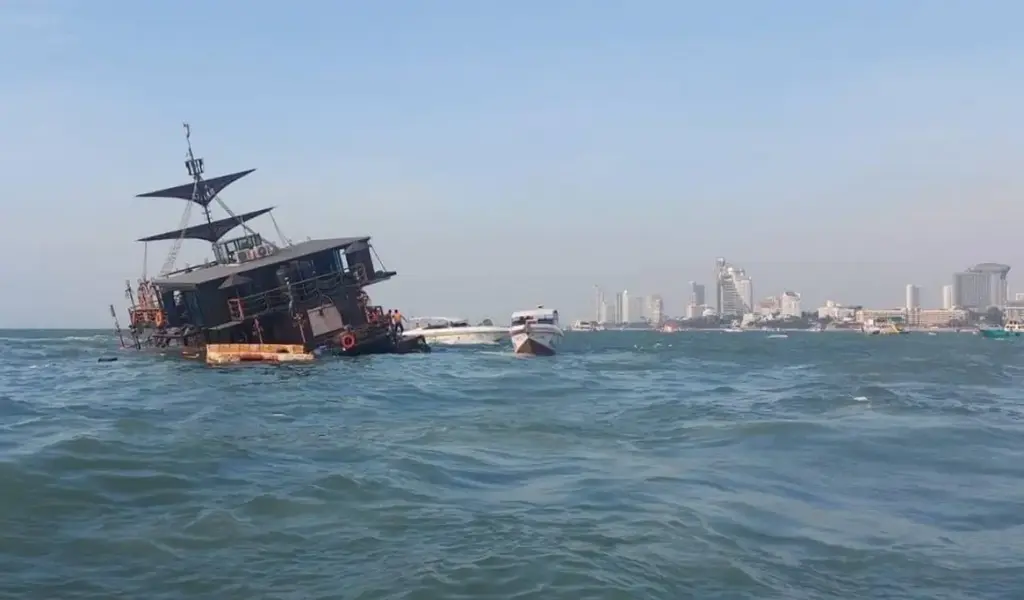 Pirate-Themed Ship Restaurant Sinks In Pattaya Beach