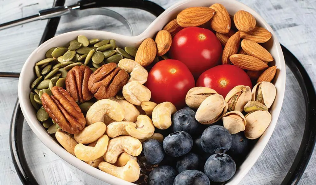 Which Is Better For Your Health Nuts Or Fruits?