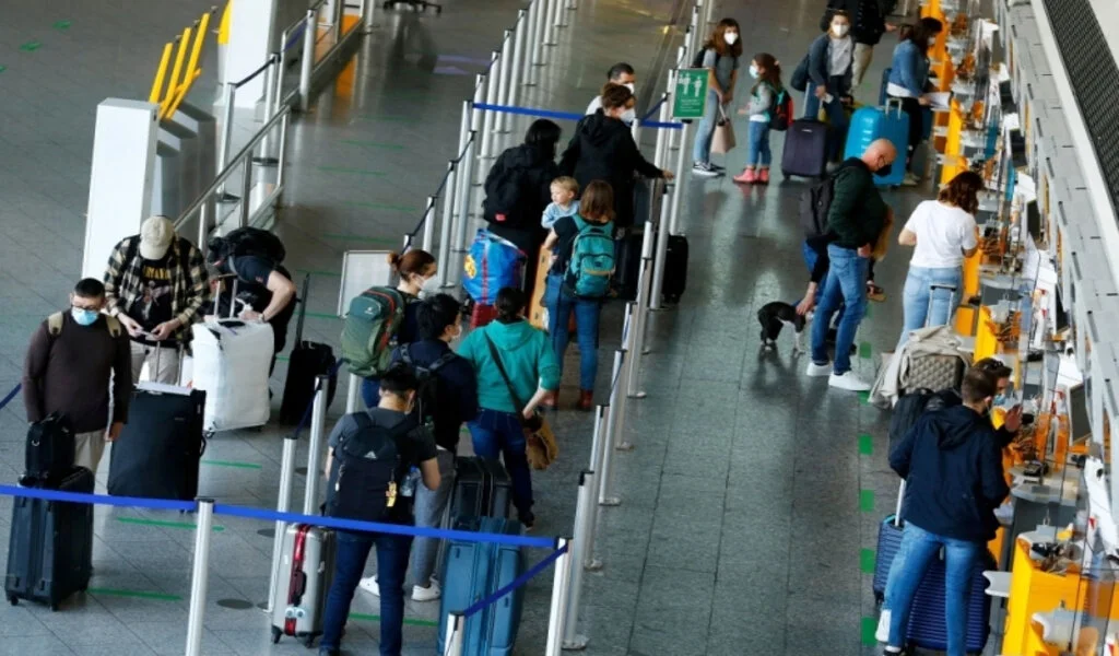 US Plans to Lift Covid Testing Requirement for Travelers from China