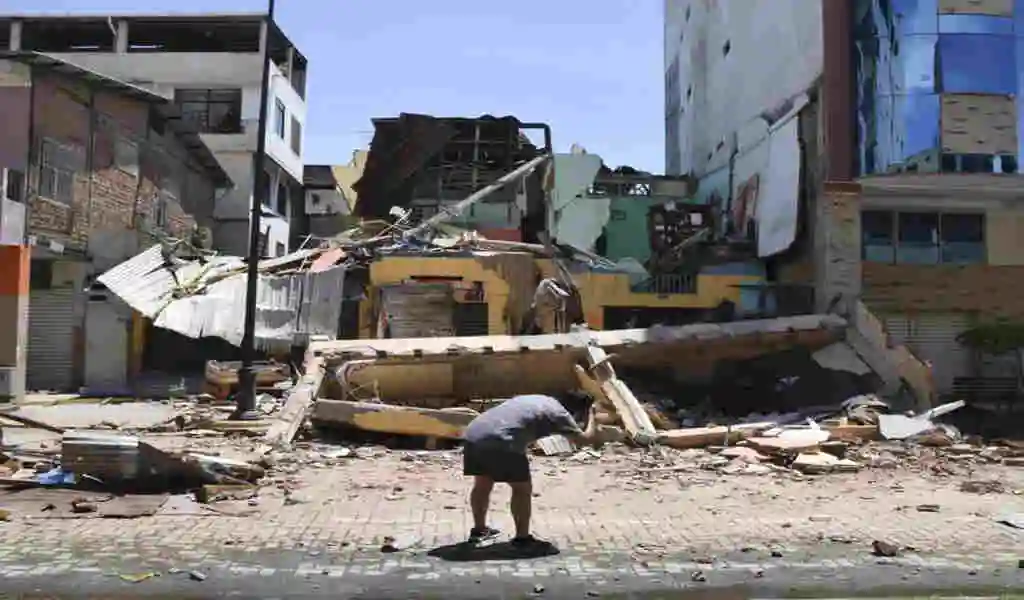 Ecuador Earthquake Kills 12 And Damages a Wide Area