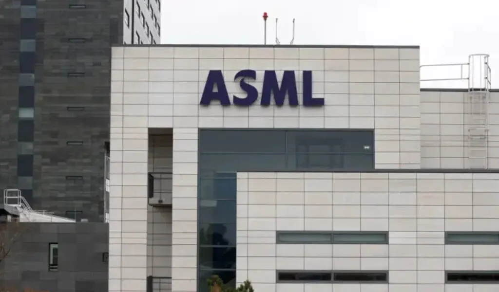 Customers Adjust Orders After ASML Exceeds First-Quarter Earnings Estimates