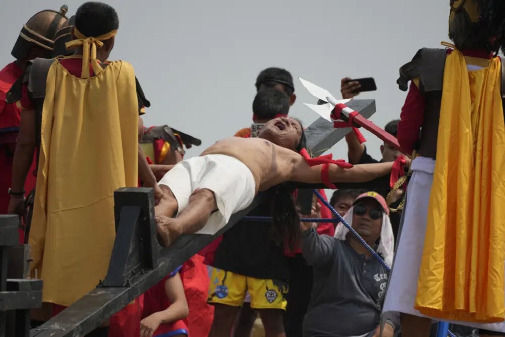 8 Catholic Devotees Nailed to Crosses For Good Friday in The Philippines