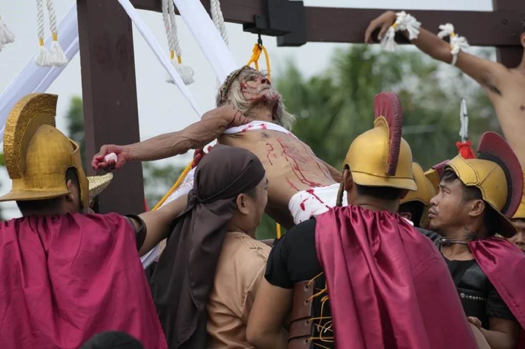 8 Catholic Devotees Nailed to Crosses For Good Friday in The Philippines