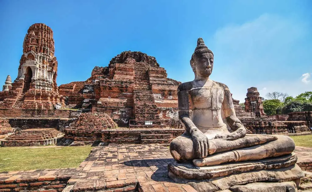 Visiting-Ayutthaya-Ruins