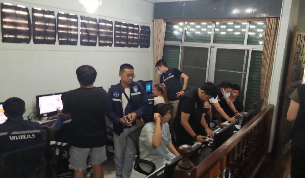 Police Take Bust 12 Online Scammers in Chiang Rai City