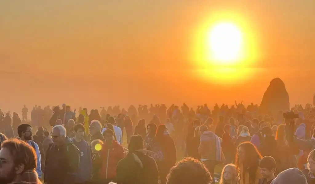 Thousands Welcome Summer Solstice at Stonehenge A Spectacular Celebration