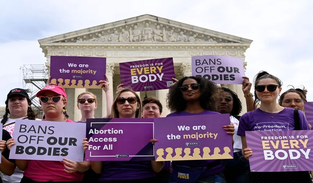 U.S. Supreme Court Justice Temporarily Blocks Tighter Restrictions on Abortion Pill 1