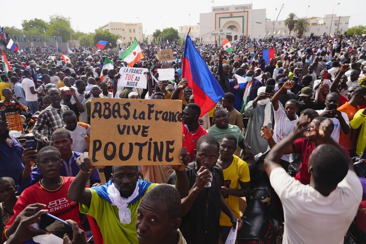 Protesters Waving Russian Flags Attack French Embassy in Niger