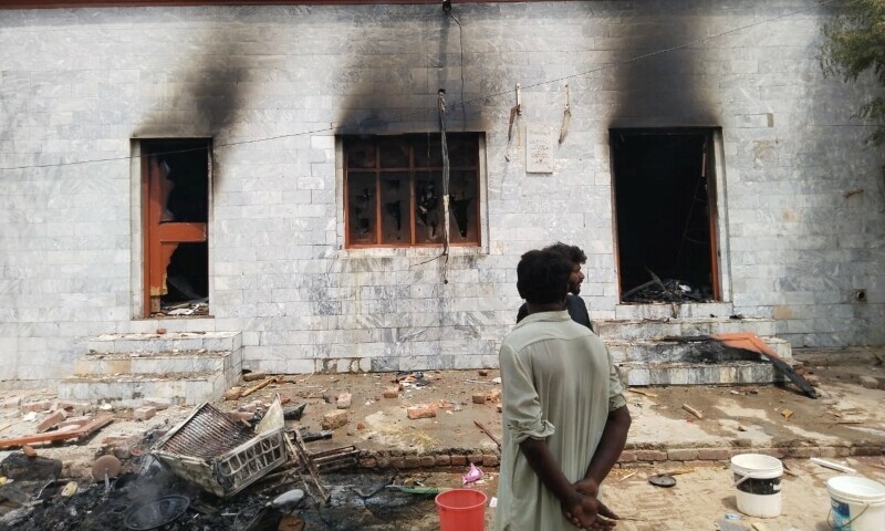 Enraged Muslims in Pakistan Burn and Loot 5 Christian Churches