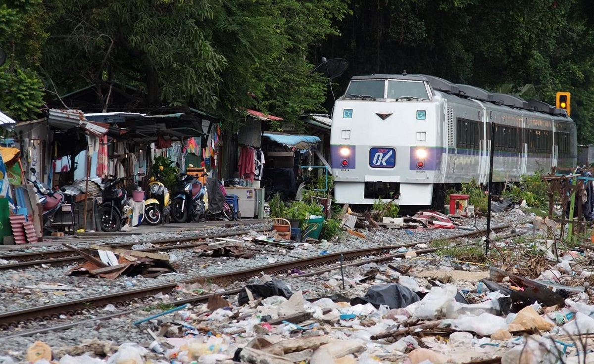Japanese Tourist Photo's Shame Thailand's State Railways into Cleaning up Garbage
