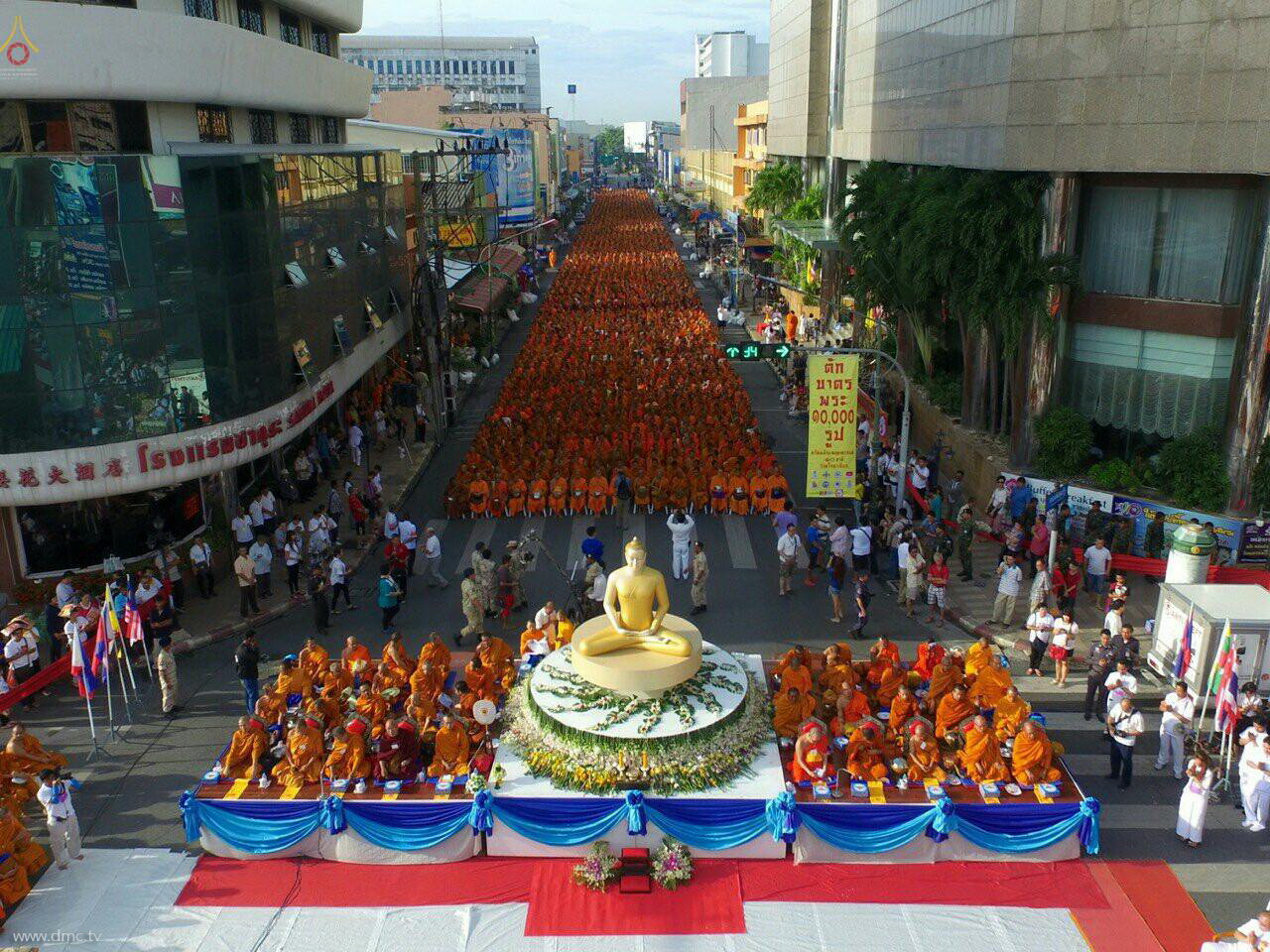 Over 10,000 Monks Gather for Buddhist Alms Offering in Thailand
