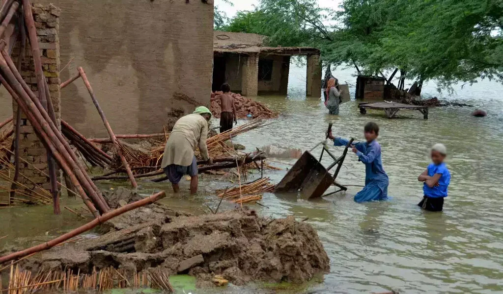 Massive Flood Evacuations in Pakistan's Punjab Province
