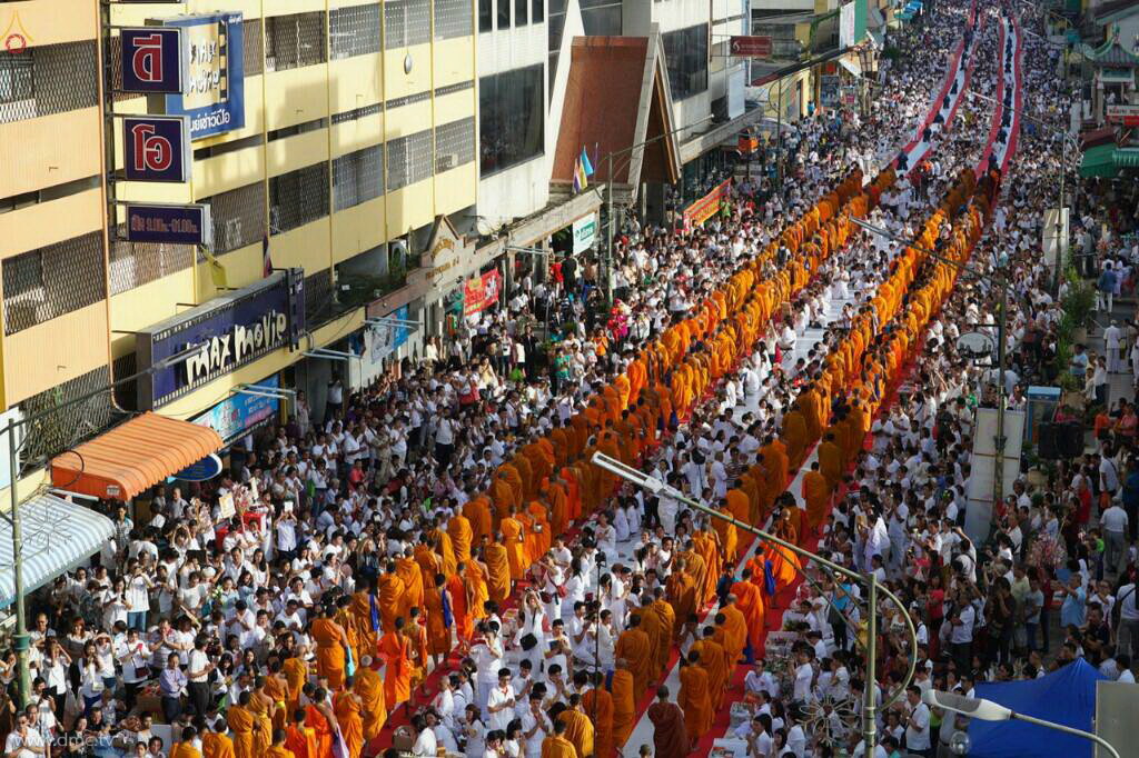 Over 10,000 Monks Gather for Buddhist Alms Offering in Thailand
