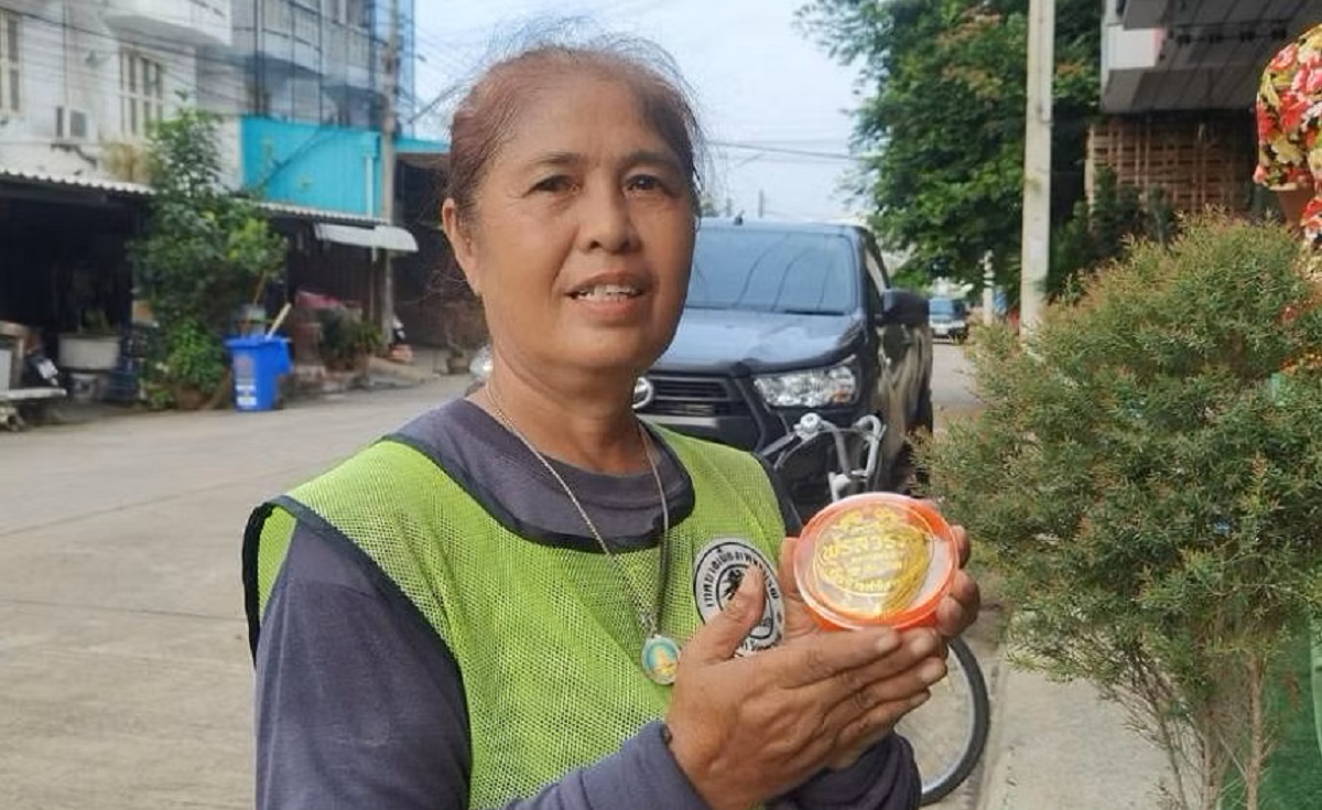 Street Cleaner in Thailand Praised for Returning US$5600 in Gold