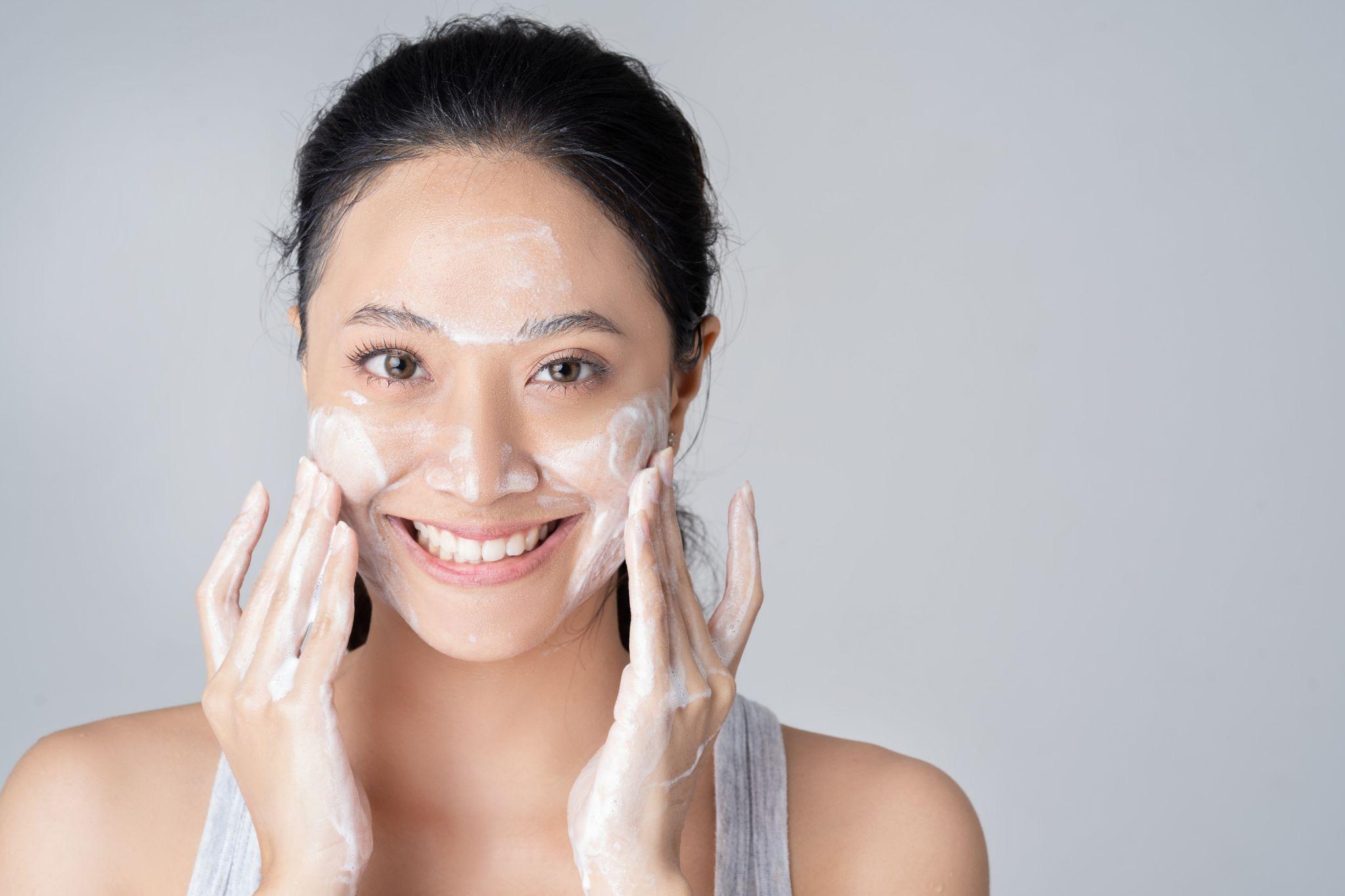 9 Steps To Maintaining An Oily Skin Barrier With The Best Face Wash