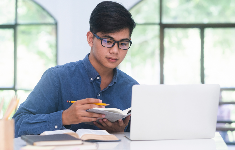 3 Benefits Why You Should Rent Your Textbooks Online