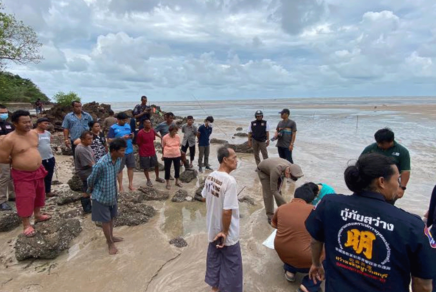 Police Search for Mother of Newborn Baby's Found Dead on Beach