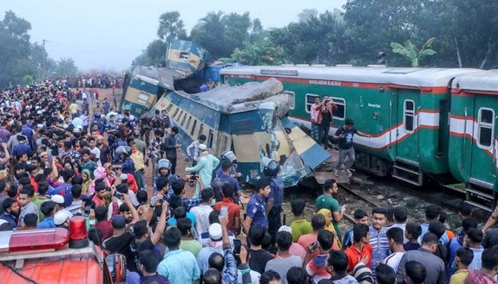 A Train Accident in Bangladesh Lost 17 Lives and injured over 100