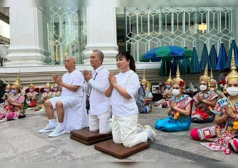 Veteran Actor Richard Low Employs 52 Thai Dancers for Erawan Shrine Ritual