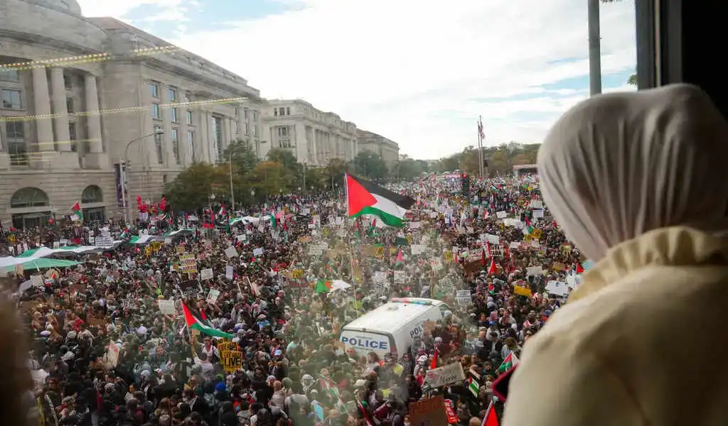 Protests Against The US And Israel Are Being Held Across Iran By Thousands