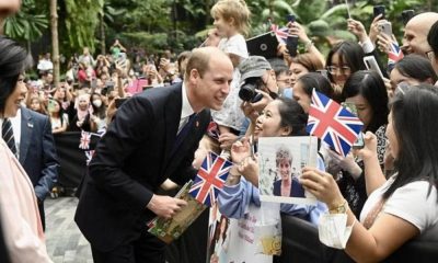 Huge Crowds Cheer Britons HRH Prince William in Singapore