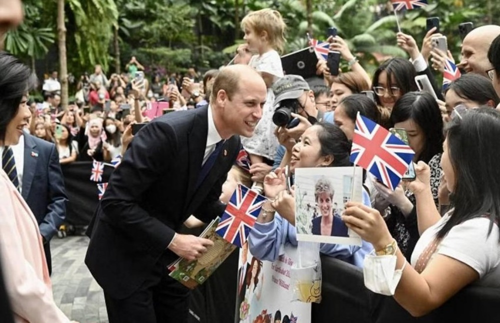 Huge Crowds Cheer Britons HRH Prince William in Singapore