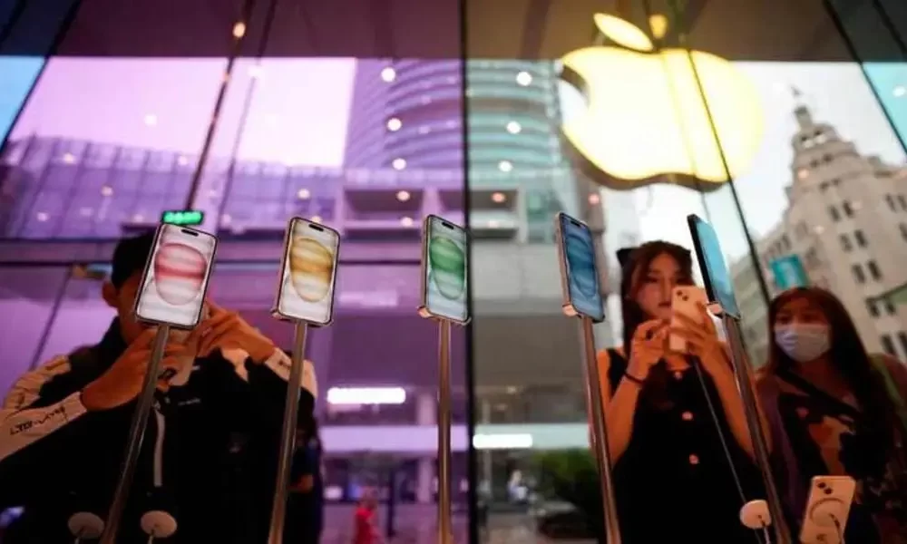Stocks Dip As Apple Pleasure Forecast Disappoints On iPad, Wearables