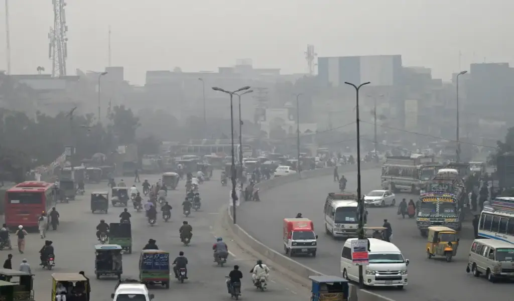 Heavy Smog in Eastern Pakistan Makes Thousands Sick, Forcing Schools, Markets, And Parks to Close