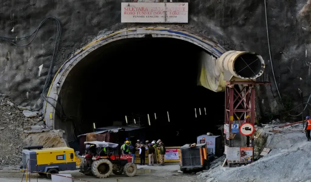 Urgent Rescue New Manual Digging for 41 Trapped Workers in Indian Tunnel