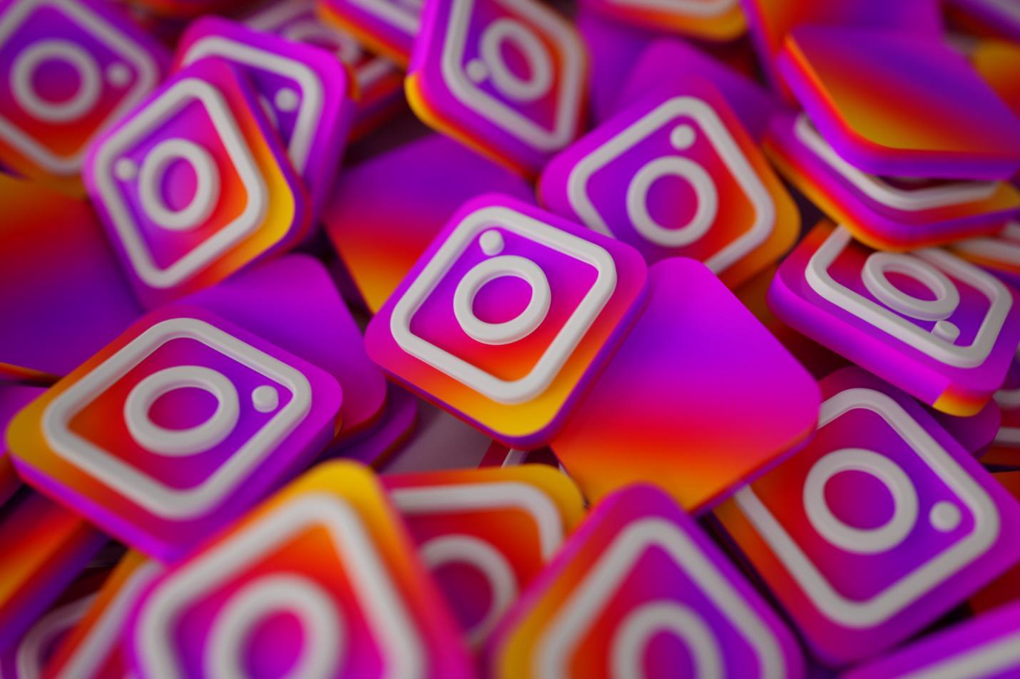 pile-3d-instagram-logos