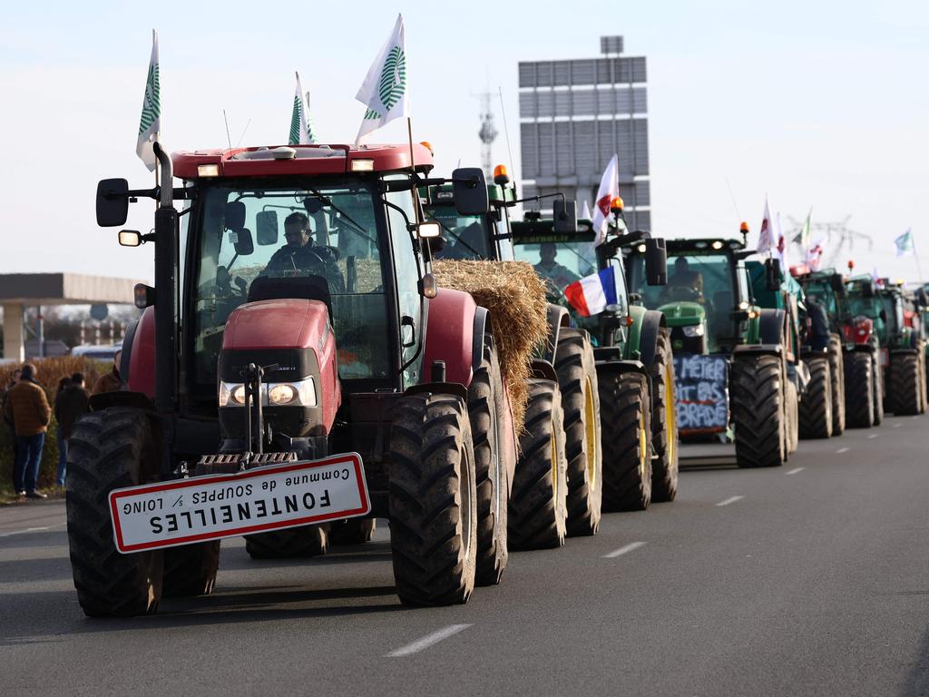 French Farmers Close in on Paris 