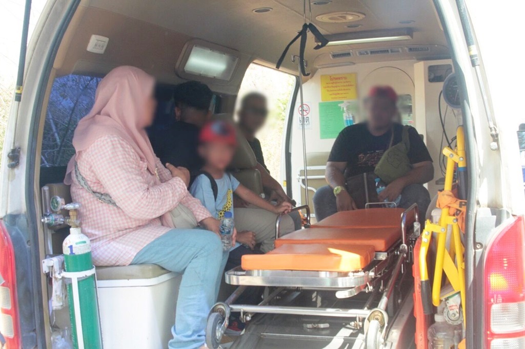 Tour Bus Crashes Injuring 37 Passengers in Central Thailand