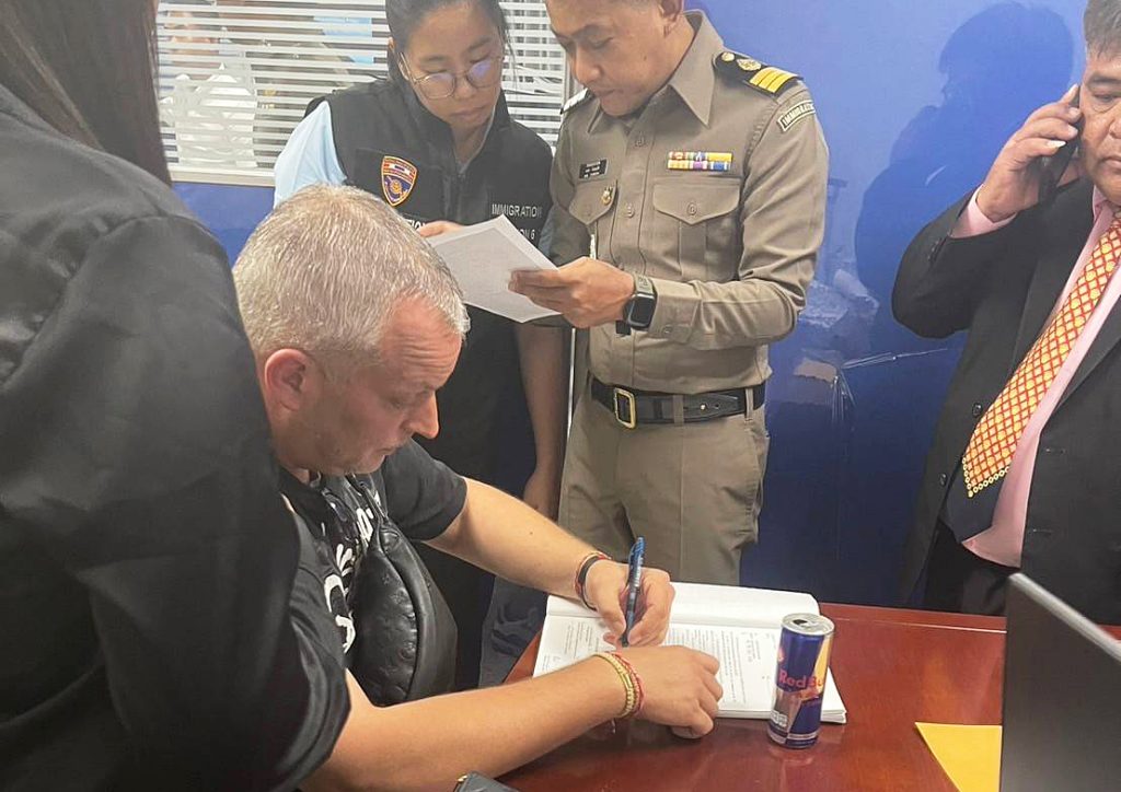 Urs Fehr visits Thalang police station in Phuket