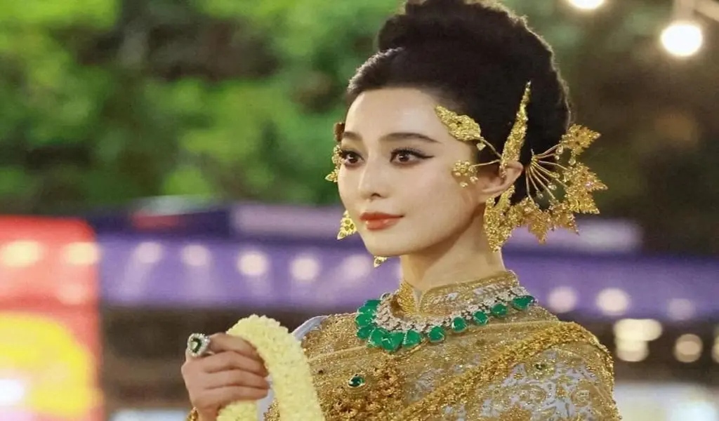 Chinese Actress Fan Bingbing Joins Bangkok's Songkran Parade in Traditional Thai Attire