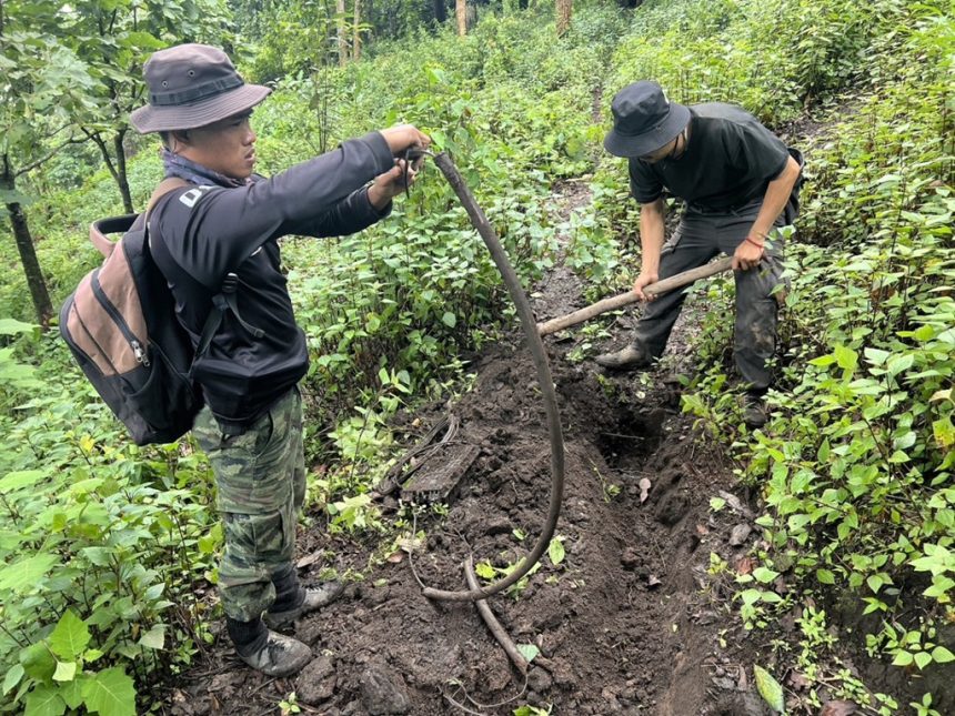 Soldiers in Chiang Rai Unearth Telecom Cables