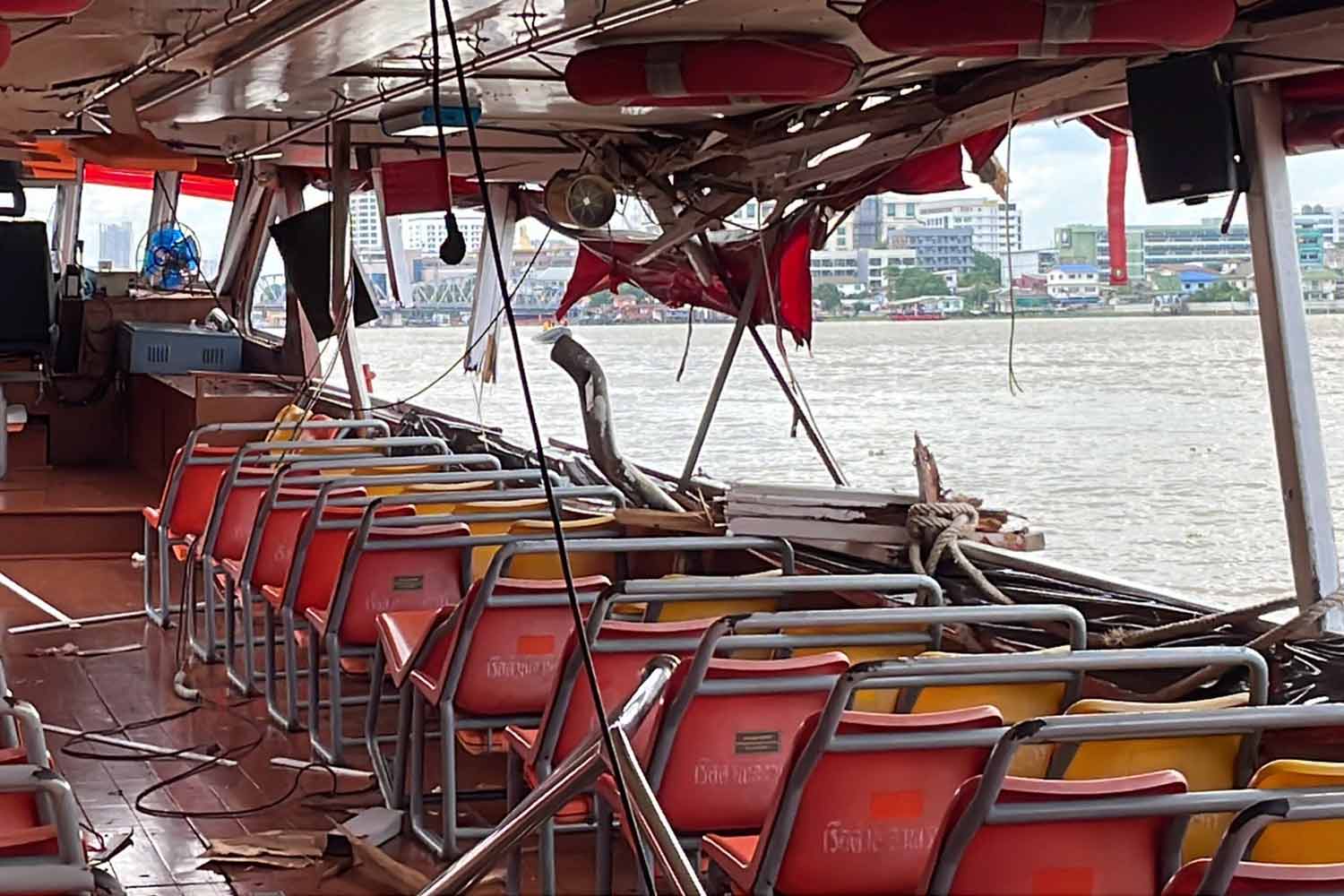 ระทึก เรือนำเที่ยวพุ่งชนเรือด่วนเจ้าพระยา บาดเจ็บ 4 ราย