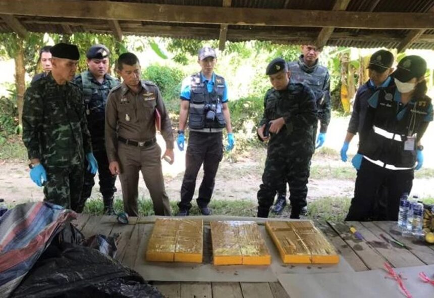 Chiang Rai Police and Soldiers display 23kg of heroin