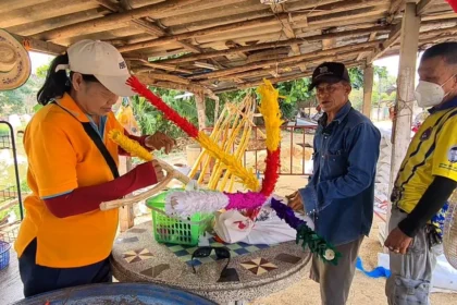 Lampang Couple Make Traditional "Mai Kham Bo" for Thai New Year