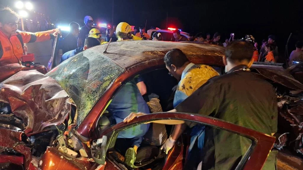 Three Vehicle Crash Injures More than 10 Songkran Revelers