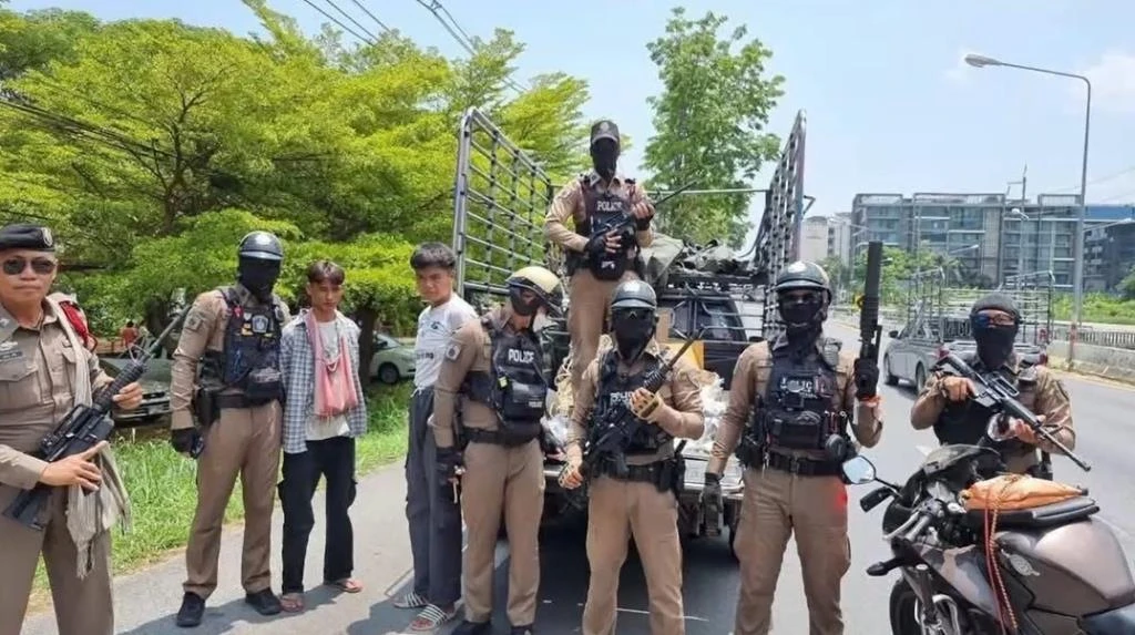 Police Arrest Two Men With AR-15 Rifles