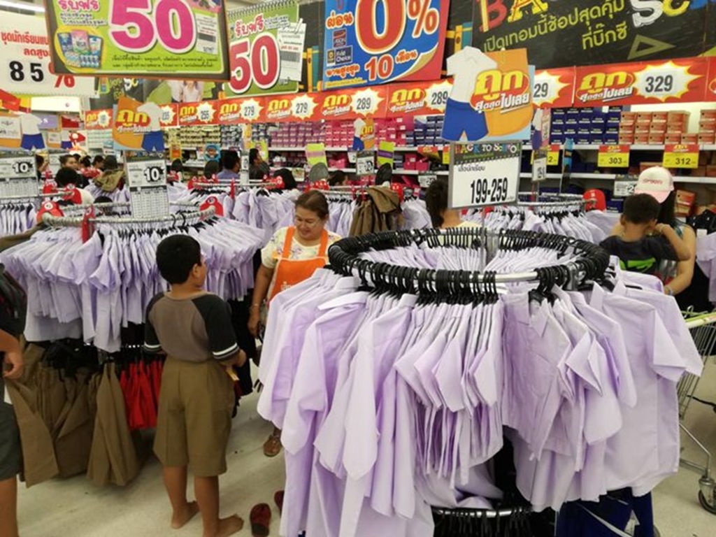 parents buy school uniforms thailand