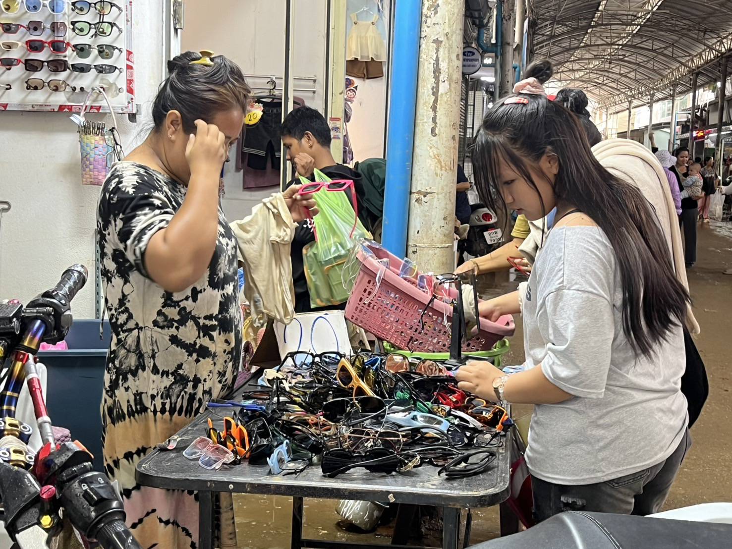Vendors at Sai Lom Joy Market Sell-Off Flood-Damaged Goods 