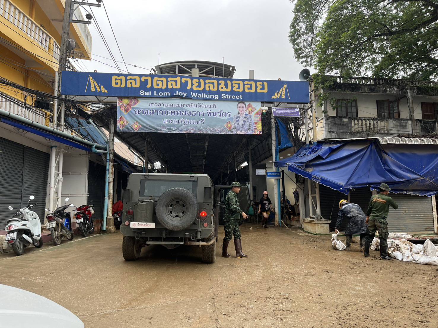 Sai Lom Joy Market Sell Flood-Damaged Goods