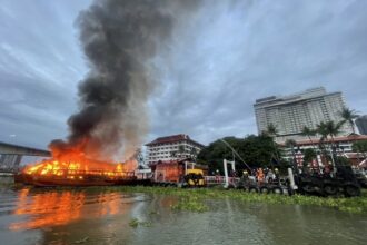 Fire Destroys Tourist Boats Near Luxury Bangkok Hotel by Chao Phraya River